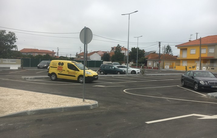 Parque de Estacionamento “Cale da Vila” com acesso disponível 