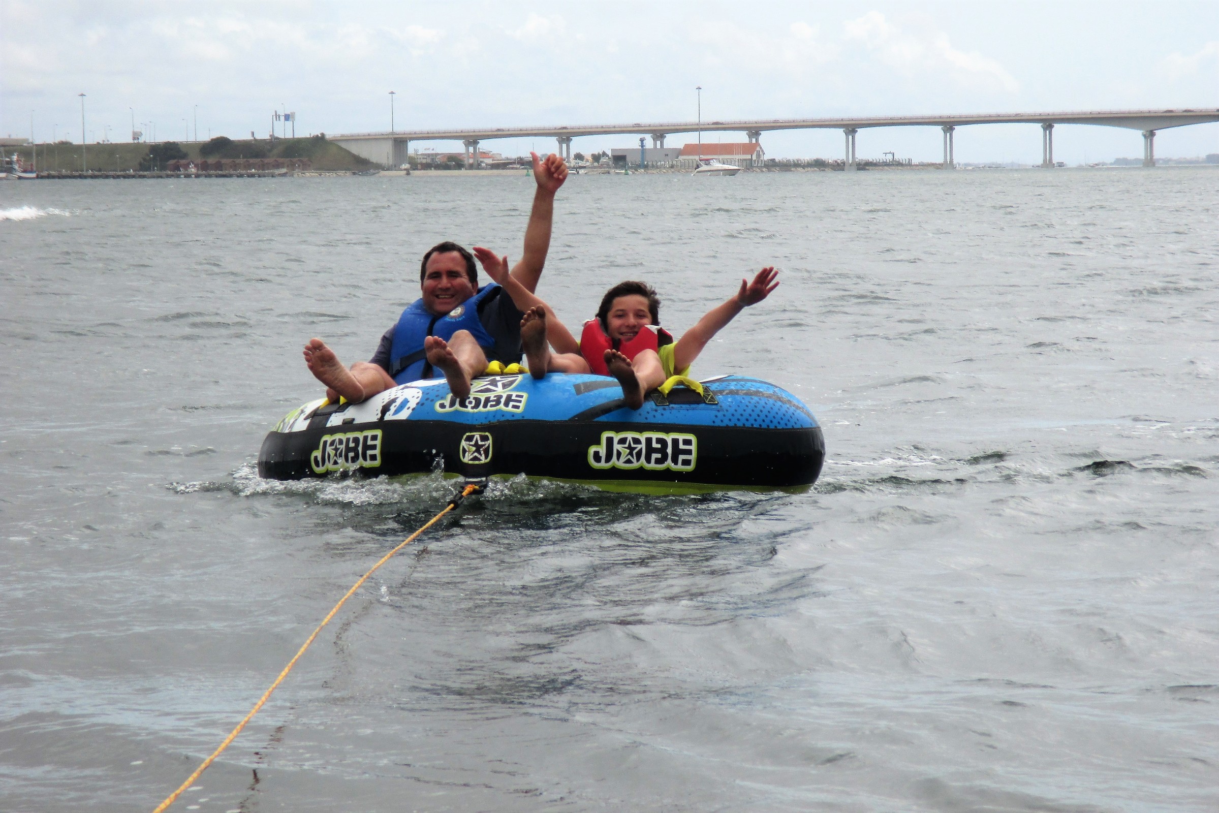 Bóia puxada por barco