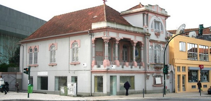 Reconversão do Logradouro da Casa do Gaveto da Av. 25 de Abril