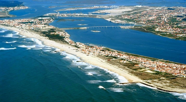 Cerimónia do Hastear da Bandeira Azul e da Bandeira “Praia Acessível – Praia para Todos” na Praia...