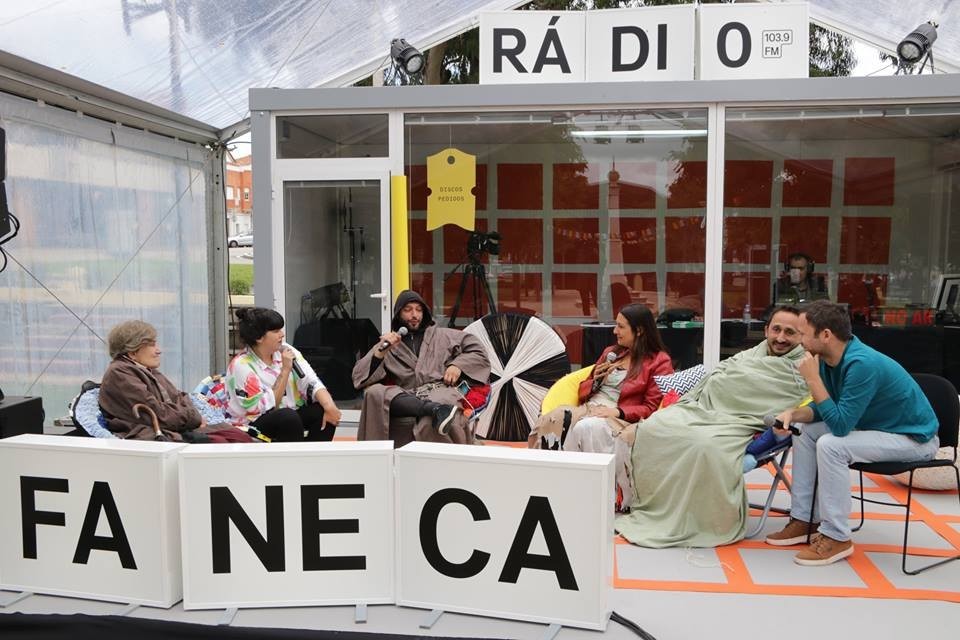 Palco rádio do Festival Rádio Faneca aposta em vozes da rádio nacional. da cultura ilhavense e nã...