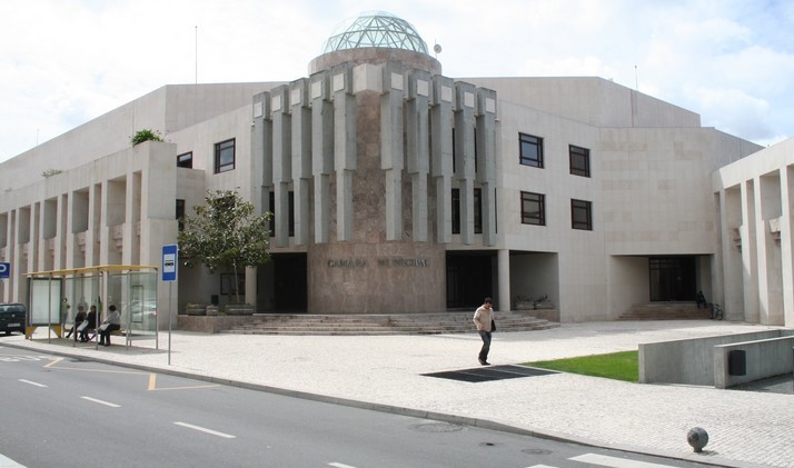 Câmara Municipal “desconfina” serviços de atendimento ao munícipe e os campos de ténis