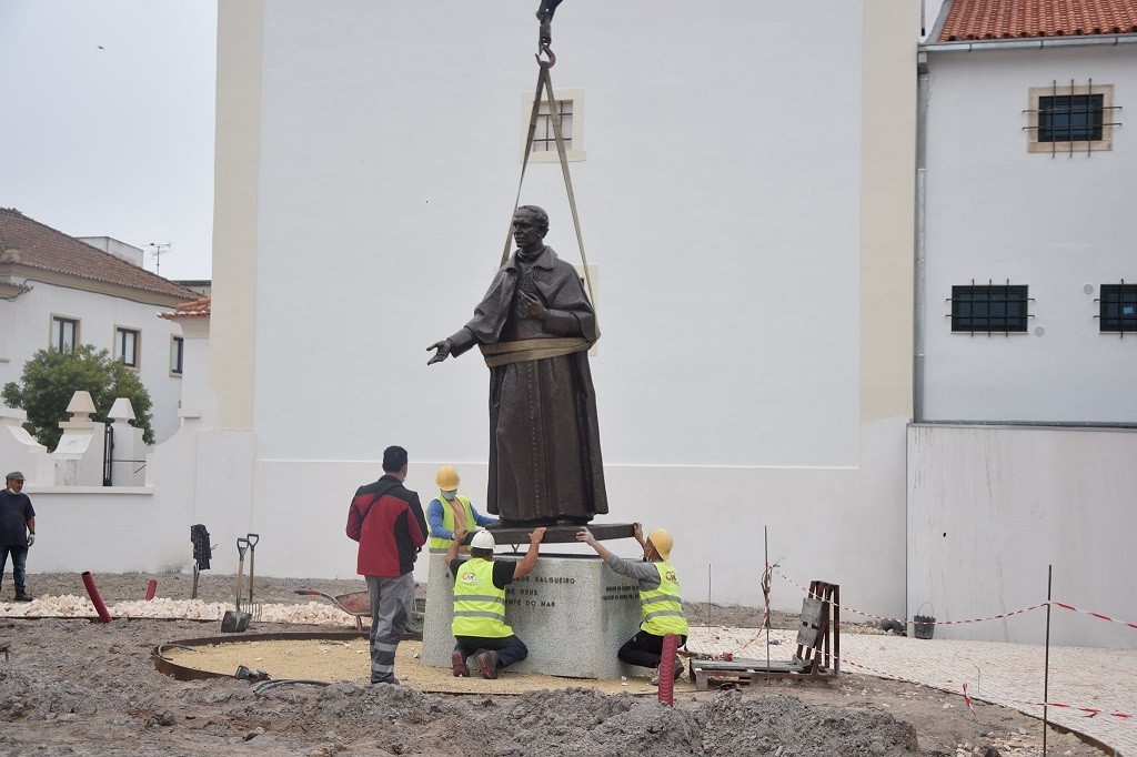 Estátua do Bispo colocada no novo espaço urbanístico