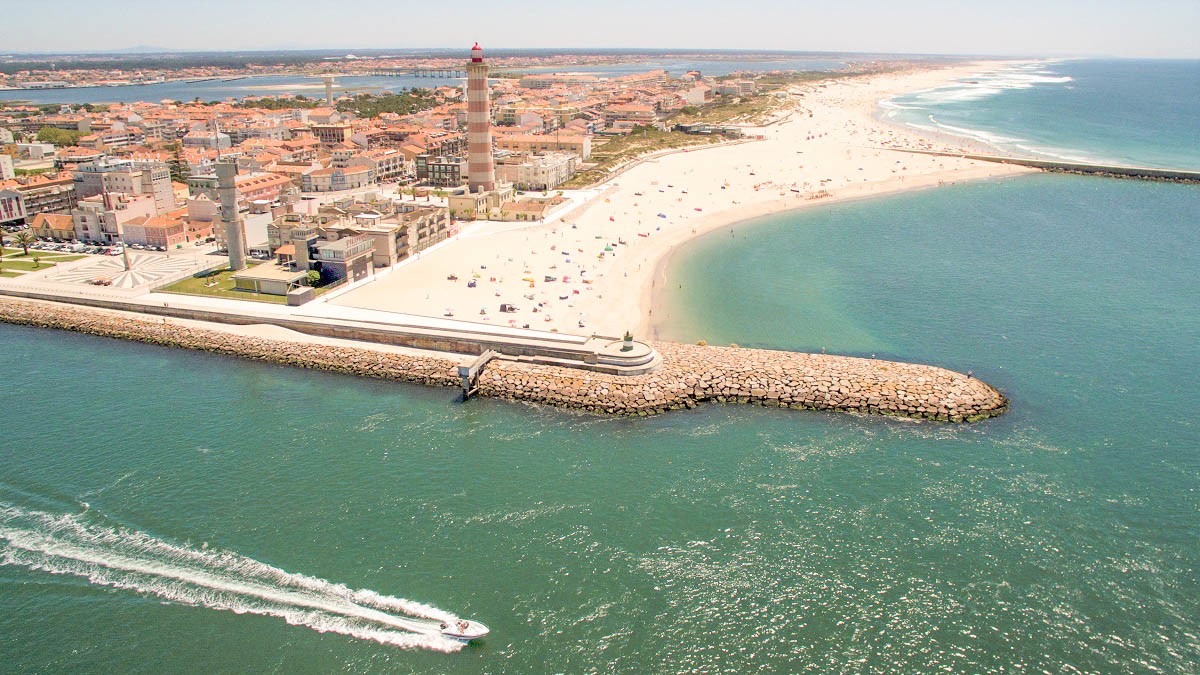 Hastear das Bandeiras Azul e “Praia Acessível - Praia para Todos” nas Praias da Barra e da Costa ...