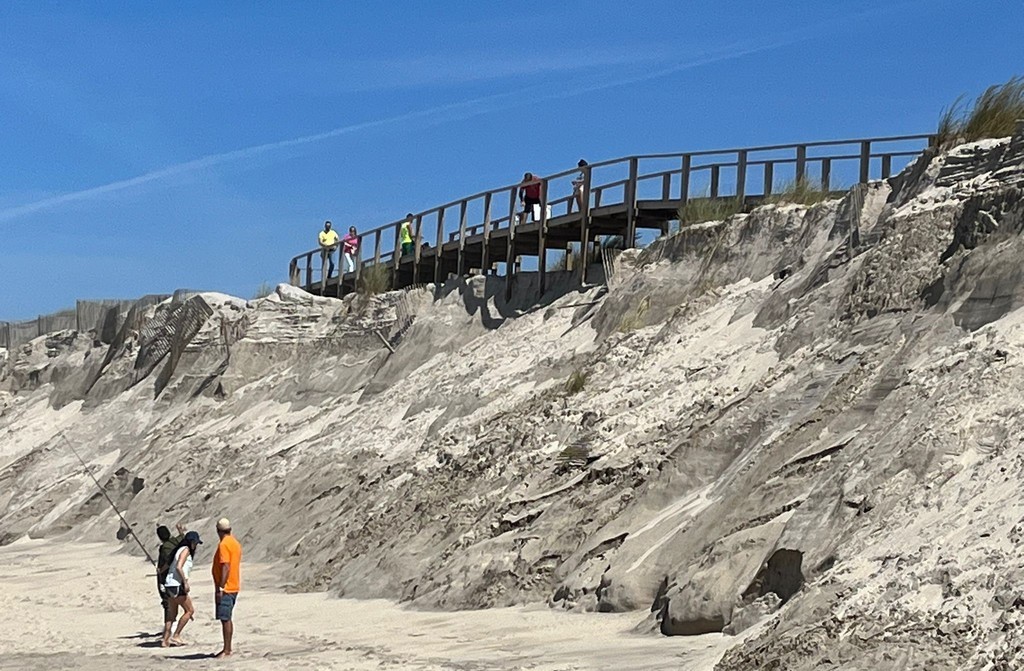 Passadiço que liga as Praias da Costa Nova do Prado e Barra com acesso interdito por motivos de s...