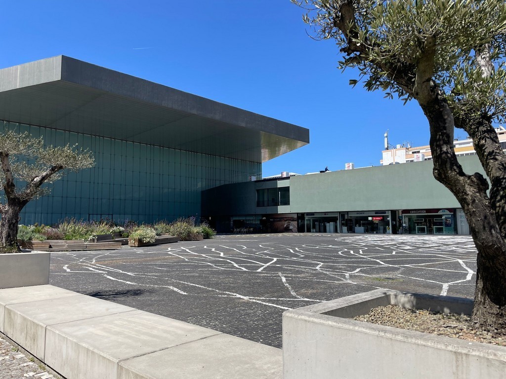 Obras de reparação de coberturas do edifício da Câmara Municipal e Casa da Cultura de Ílhavo já a...