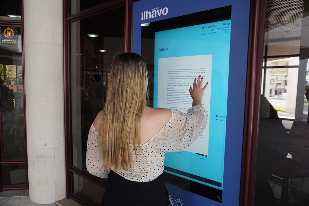 Ílhavo é o Município pioneiro do país a disponibilizar montra interativa 24 horas por dia e 7 dia...